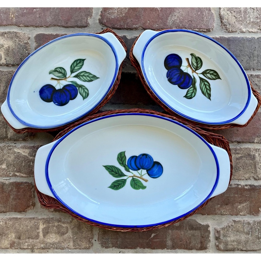 Adorable set of vintage blueberry casserole dishes in wicker baskets. Set of 3. - Picture 4 of 11